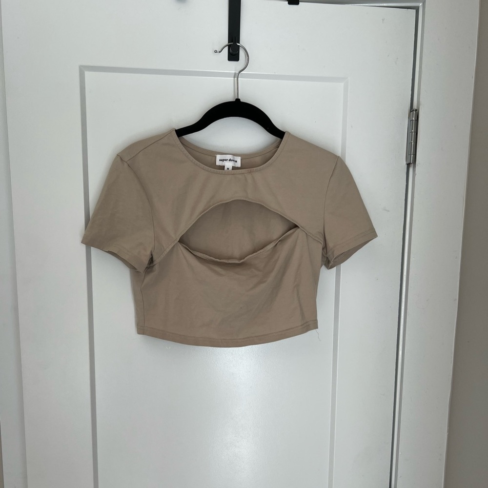 Super down crop top with cut out